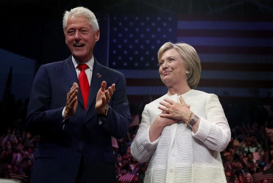 Cựu Ngoại trưởng, cựu ứng viên tổng thống Dân chủ Hillary Clinton và chồng là cựu Tổng thống Bill Clinton. Ảnh: REUTERS