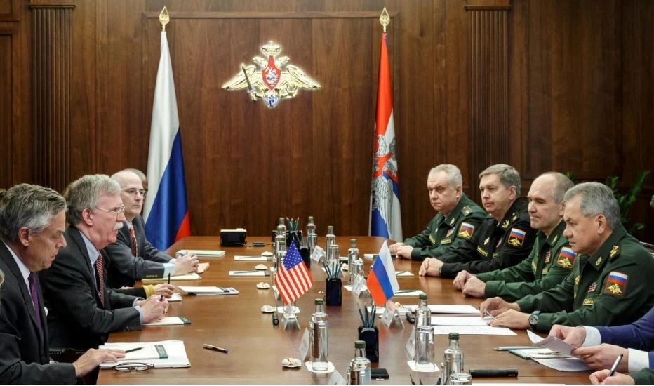 Phái đoàn Mỹ do Cố vấn an ninh quốc gia Mỹ John Bolton dẫn đầu (trái) trong cuộc gặp với phái đoàn Nga do Bộ trưởng Quốc phòng Nga Sergei Shoigu dẫn đầu(phải) tại Moscow (Nga) ngày 23-10. Ảnh: REUTERS