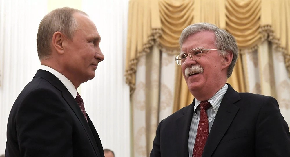 Tổng thống Nga Vladimir Putin (trái) tiếp Cố vấn an ninh Mỹ John Bolton tại Moscow (Nga) ngày 22-10. Ảnh:SPUTNIK