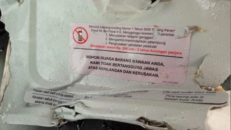 Chiếc máy bay vỡ tung khi rơi xuống nước. Mảnh vỡ được vớt lên. Ảnh: REUTERS