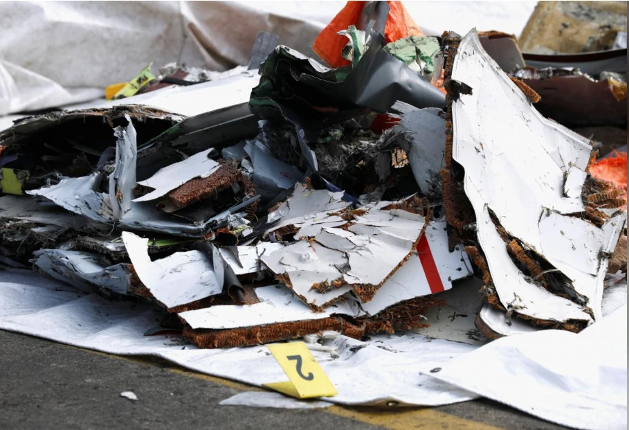 Chiếc Boeing 737 Max 8 vỡ thành nhiều mảnh và được vớt lên. Ảnh: EPA