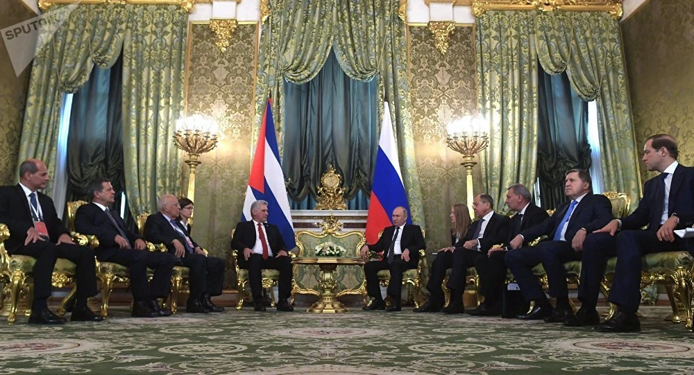 Chủ tịch Cuba Miguel Díaz-Canel (giữa, trái) và Tổng thống Nga Vladimir Putin (giữa, phải) gặp nhau ngày 2-11. Ảnh: SPUTNIK