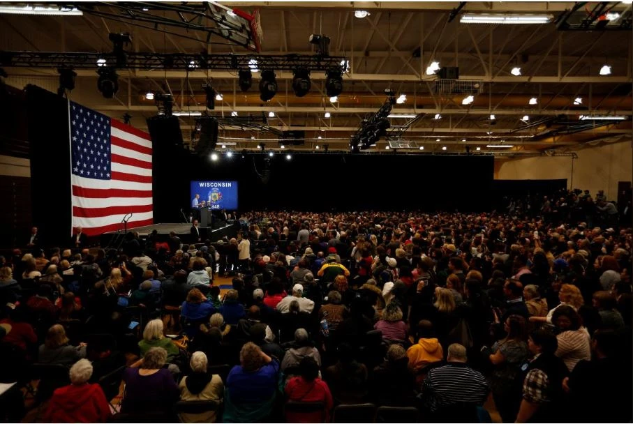 Cựu Tổng thống Mỹ Barack Obama trong lần vận động của ở bang Wisconsin (Mỹ) ngày 26-10. Ảnh: REUTERS