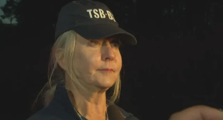 Bà Beverley Harvay, trưởng nhóm điều tra của Cơ quan An toàn Giao thông Canada tại hiện trường. Ảnh: CBC