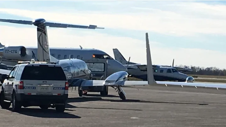 Chiếc Piper Cheyenne hạ cánh an toàn xuống sân bay quốc tế Ottawa sau khi va vào chiếc máy bay Cessna 150. Ảnh: CBC