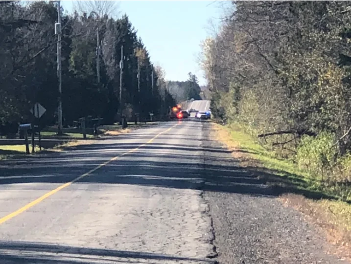 Cảnh sát phong tỏa tuyến đường gần hiện trường tai nạn. Ảnh: CBC