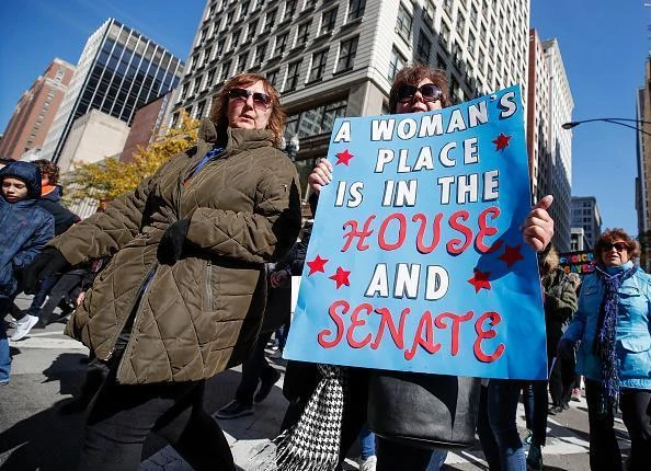 Phụ nữ tuần hành ở Chicago hồi tháng 10 kêu gọi cử tri đi bỏ phiếu mùa bầu cử giữa kỳ này. Các ứng viên nữ có nhiều cơ hội viết nên lịch sử nước Mỹ. Ảnh: GETTY IMAGES