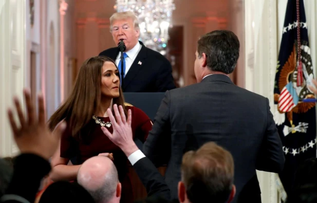 Nhà báo Acosta cố giữ micro dù nhân viên Nhà Trắng muốn lấy lại. Ảnh: REUTERS