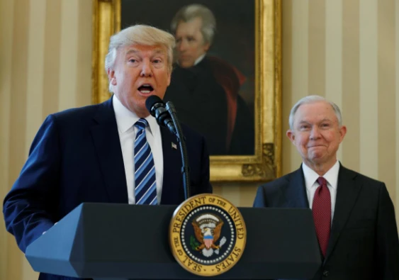 Tổng thống Donald Trump (trái) phát biểu trong lễ nhậm chức của Bộ trưởng Tư pháp Jeff Sessions (phải) tại Nhà Trắng ngày 9-2-2017. Ảnh: REUTERS