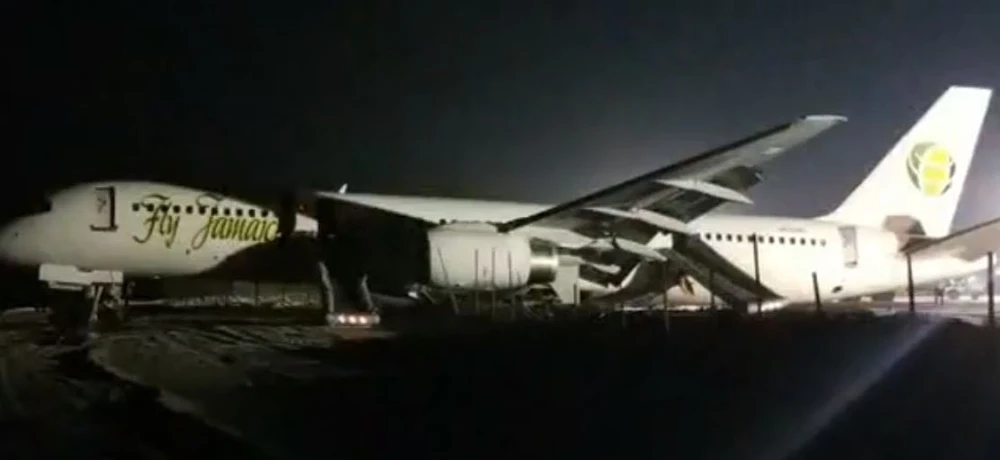 Máy bay chỉ dừng lại khi tông vào một hàng rào cát. Ảnh: TWITTER