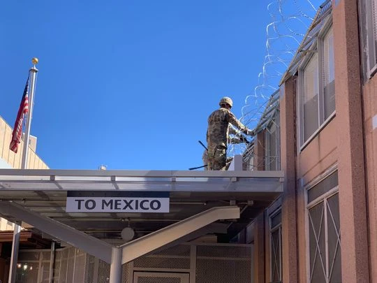 Binh sĩ Mỹ lắp đặt thép gai ở biên giới bang Arizona với Mexico, ngày 7-11. Ảnh: THE REPUBLIC