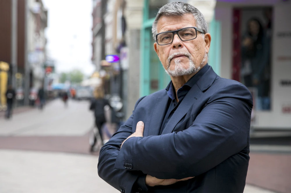 Ông Ratelband dù 69 tuổi vẫn còn rất trẻ trung, phong độ. Ảnh: AP