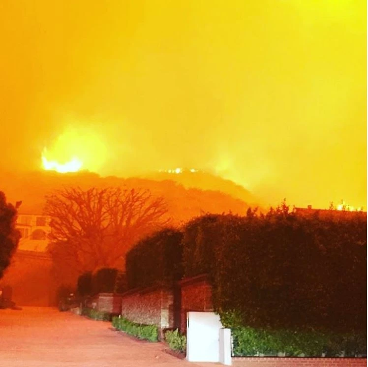 Hình ảnh cháy rừng được nam diễn viên Orlando Bloom đưa lên trang TWITTER cùng dòng chữ: "con đường nhà tôi hai tiếng trước, cầu an toàn cho toàn khu Malibu, thật sự biết ơn các anh lính cứu hỏa dũng cảm, cầu mong an toàn".