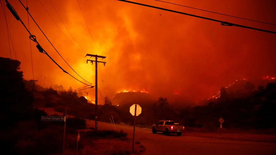 Cháy lớn ở Malibu, quận Los Angeles, bang California (Mỹ) ngày 9-11. Ảnh: REUTERS
