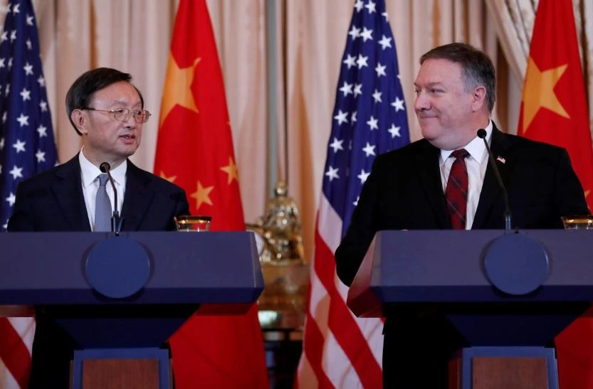 Ngoại trưởng Mỹ Mike Pompeo (phải) và Ủy viên Quốc vụ viện Trung Quốc Dương Khiết Trì (trái) trong cuộc họp báo. Ảnh: REUTERS