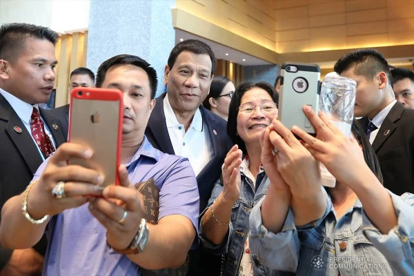 Tổng thống Rodrigo Duterte (giữa) chụp hình bên lề phiên khai mạc Hội nghị cấp cao ASEAN lần thứ 33 và các hội nghị liên quan tại Singapore ngày 13-11. Ảnh: RAPPLER