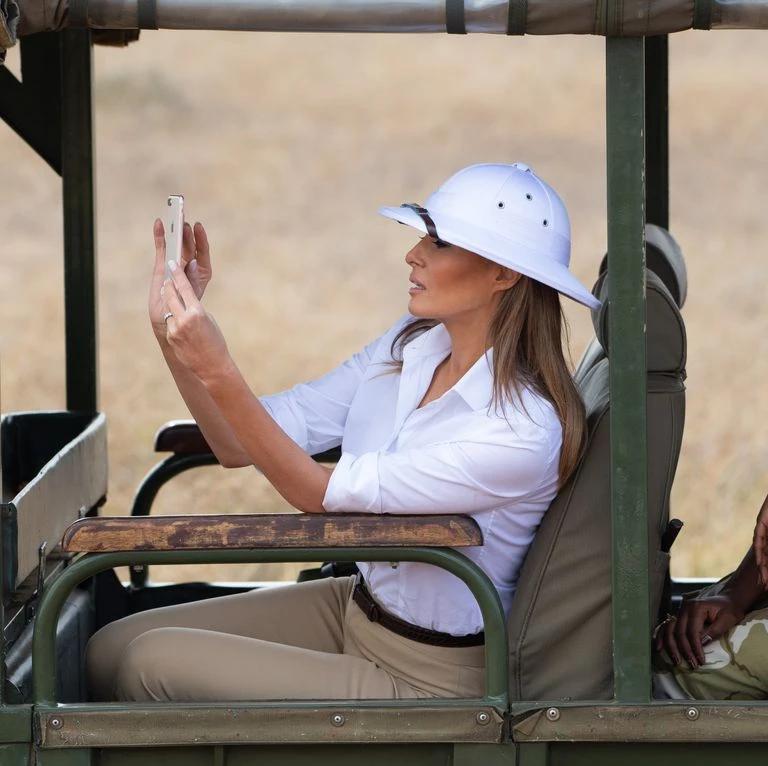 Đệ nhất phu nhân Mỹ Melania Trump bị chỉ trích vì đội chiếc mũ của thực dân trong chuyến thăm châu Phi tháng 10. Ảnh: GETTY IMAGES
