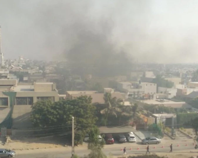 Khói bốc lên từ khu vực lãnh sự quán Trung Quốc ở Karachi (Pakistan) trong cuộc tấn công ngày 23-11. Ảnh: TWITTER