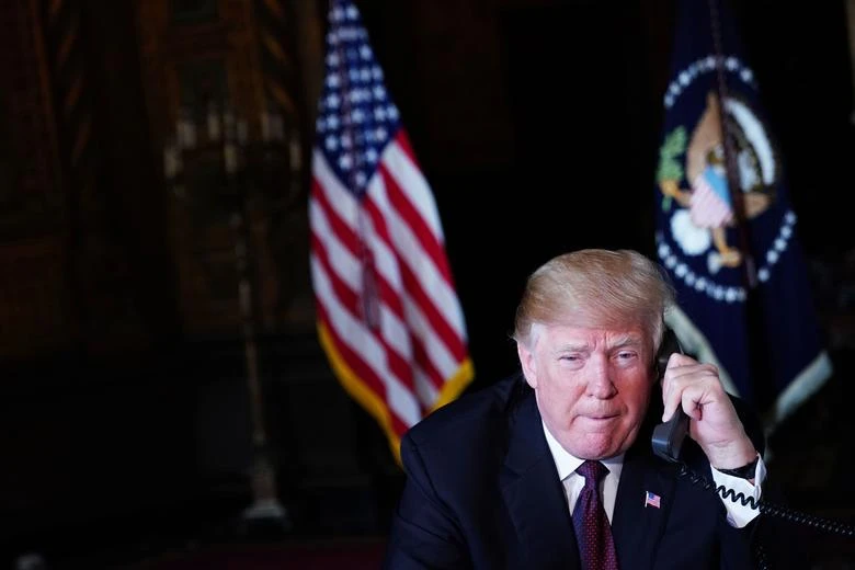 Tổng thống Mỹ Donald Trump điện thoại trao đổi với các sĩ quan quân đội từ khu nghỉ dưỡng Mar-a-Lago của ông ở TP Palm Beach, bang Florida (Mỹ) ngày 22-11. Ảnh: GETTY IMAGES