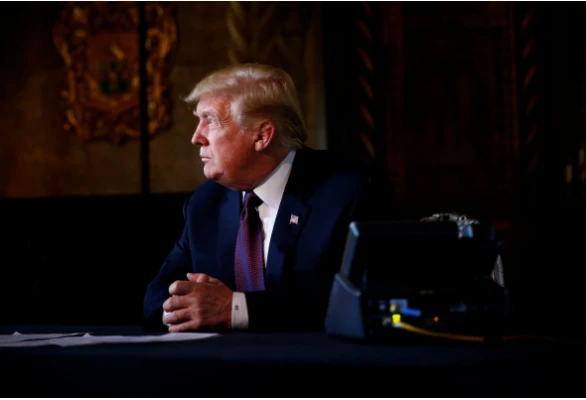 Tổng thống Mỹ Donald Trump trao đổi với truyền thông sau một cuộc họp qua điện thoại với các sĩ quan quân đội từ khu nghỉ mát Mar-a-Lago ở TP Palm Beach, bang Florida (Mỹ) ngày 22-11. Ảnh: REUTERS