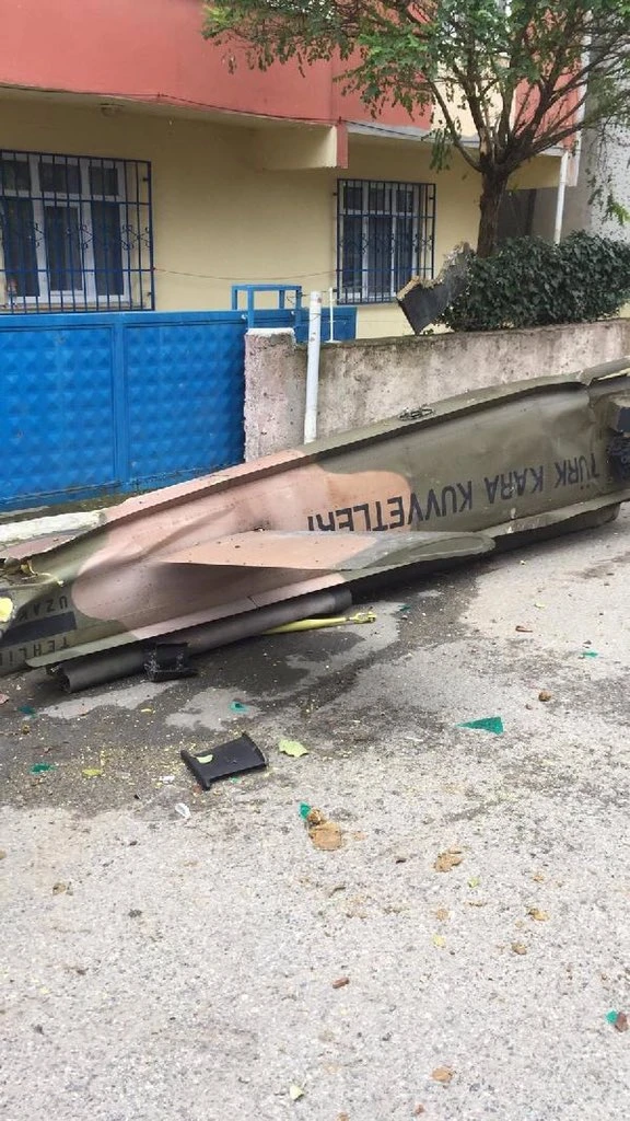 Chiếc trực thăng quân sự Bell UH-1 của quân đội Thổ Nhĩ Kỳ rơi xuống khu dân cư ở Istanbul ngày 26-11 sau một chuyến bay huấn luyện. Ảnh: TWITTER