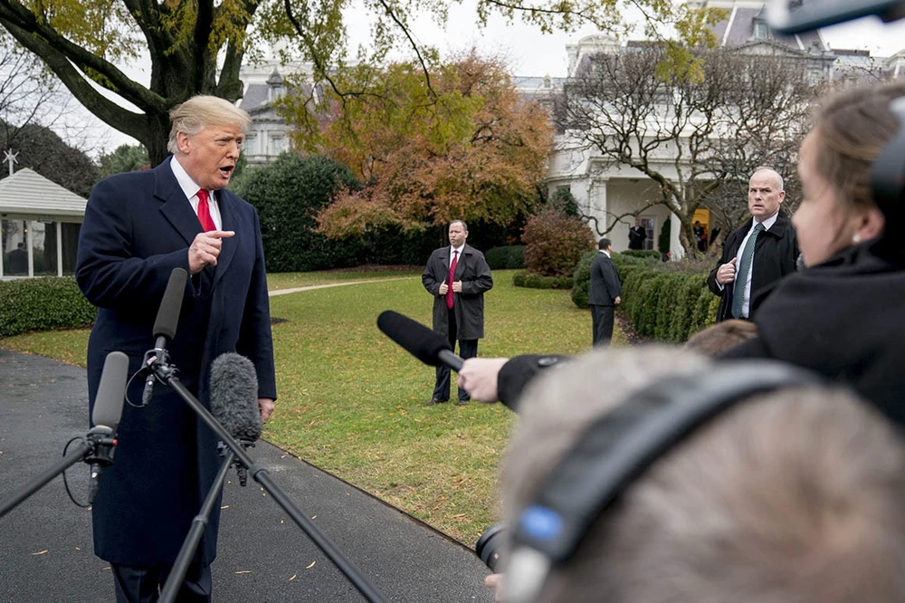 Tổng thống Mỹ Donald Trump (trái) trao đổi với báo chí tại Nhà Trắng. Ảnh: AFP