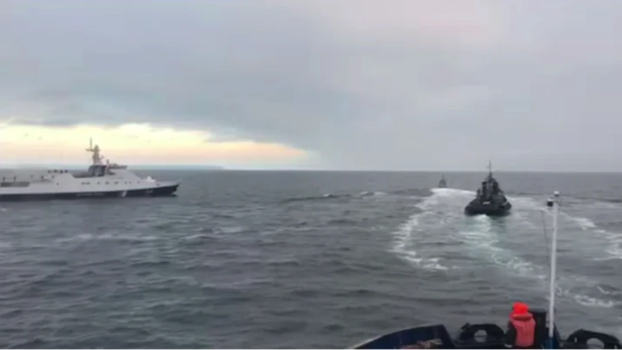 Tàu Nga truy đuổi bắt tàu Ukraine trên biển Đen ngày 25-11. Ảnh: RT