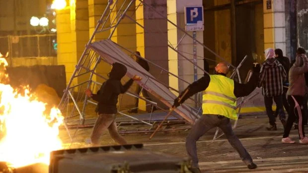 Người biểu tình xung đột với cảnh sát ở TP Marseille, miền Nam Pháp ngày 1-12. Ảnh: AP