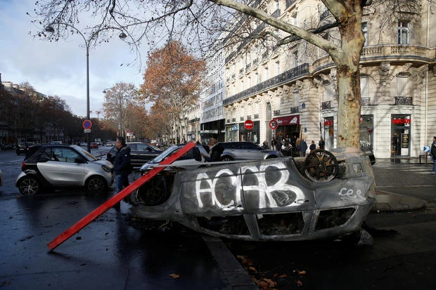 Xe bị phóng hỏa ở Paris, ngày 2-12. Ảnh: GETTY IMAGES