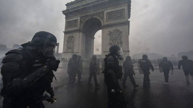 Cảnh sát đã bắt 10.000 loạt hơi cay vào người biểu tình. Ảnh: GETTY IMAGES