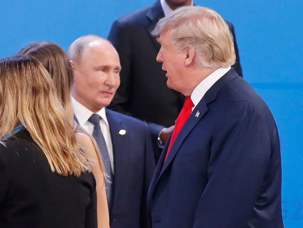 Hai Tổng thống Nga Vladimir Putin (giữa) và Tổng thống Mỹ Donald Trump (phải) có trao đổi nhưng không thống nhất được về Ukraine tại hội nghị G20 ngày 1-12. Ảnh: AP