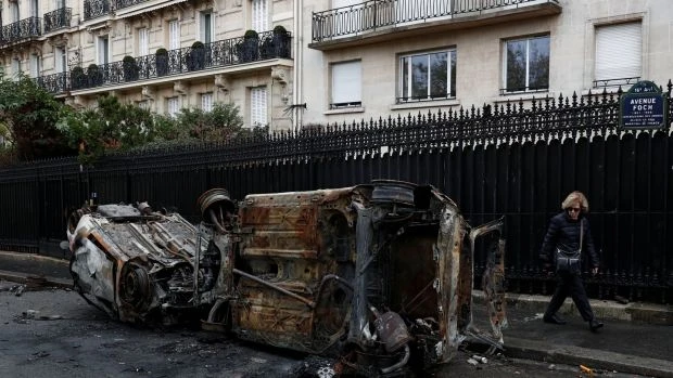 Xe bị phóng hỏa trong cuộc biểu tình. Ảnh: REUTERS