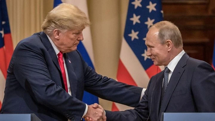 Tổng thống Mỹ Donald Trump (trái) và Tổng thống Nga Vladimir Putin (phải) trong cuộc gặp thượng đỉnh đầu tiên ở Helsinki (Phần Lan) giữa năm nay. Ảnh: BBC