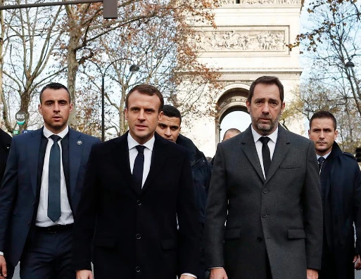 Tổng thống Pháp Emmanuel Macron (thứ hai từ trái sang) cùng các quan chức Pháp thị sát Khải Hoàn Môn ở Paris tan hoang trong đợt biểu tình bạo lực cuối tuần rồi. Ảnh: FOX NEWS