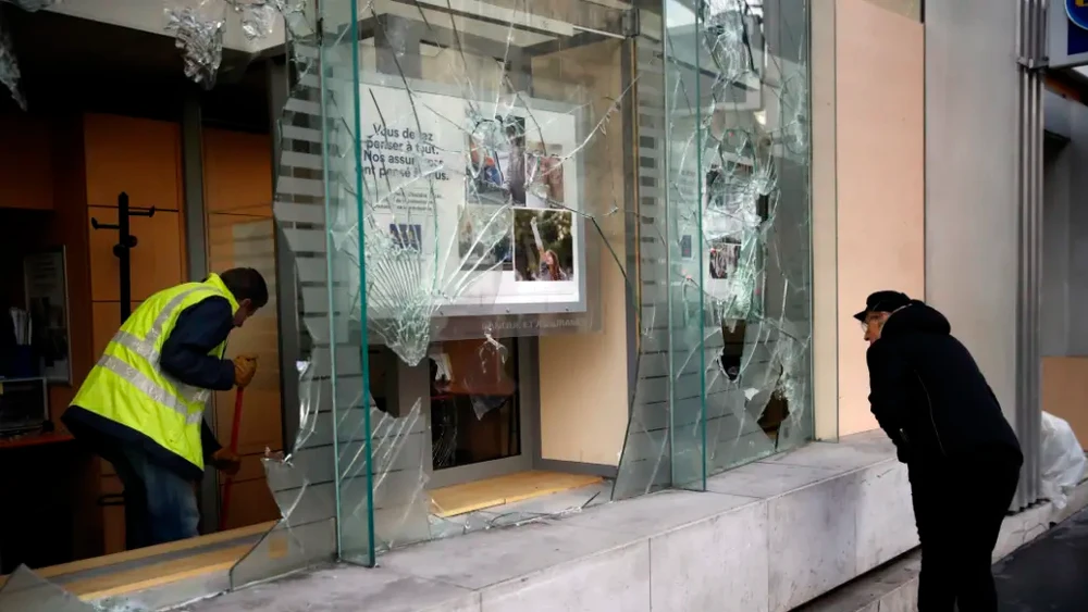 Một ngân hàng bị đập phá trong biểu tình tại Paris (Pháp) cuối tuần rồi. Ảnh: AP