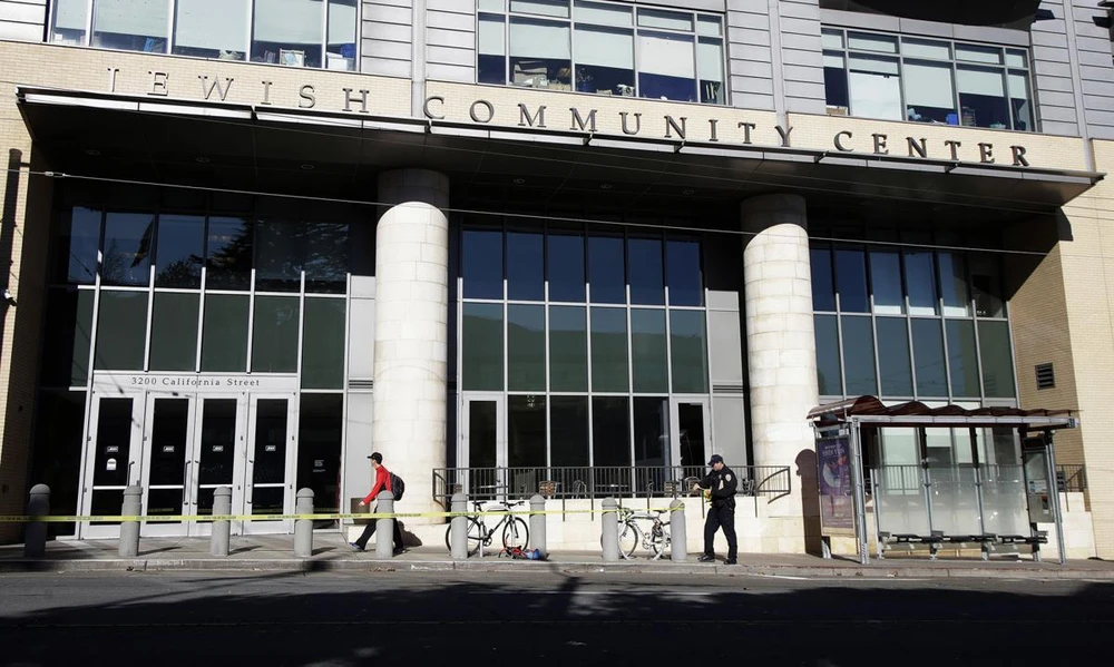 Cảnh sát tháo dây phong tỏa trên đường phố San Francisco (bang California) ngày 13-12 sau khi xác định thư điện tử đe dọa đánh bom không phải là đe dọa thực sự. Ảnh: AP