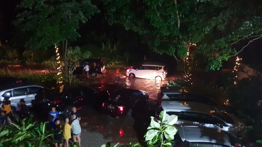 Quang cảnh bãi biển dọc eo biển Sunda sau khi sóng thần tràn vào tối 22-12. Ảnh: TWITTER