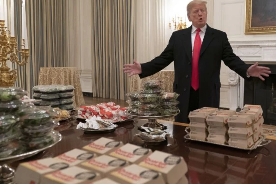 Tổng thống Mỹ Donald Trump trong bữa tiệc thức ăn nhanh tại Nhà Trắng tối 15-1. Ảnh: GETTY IMAGES