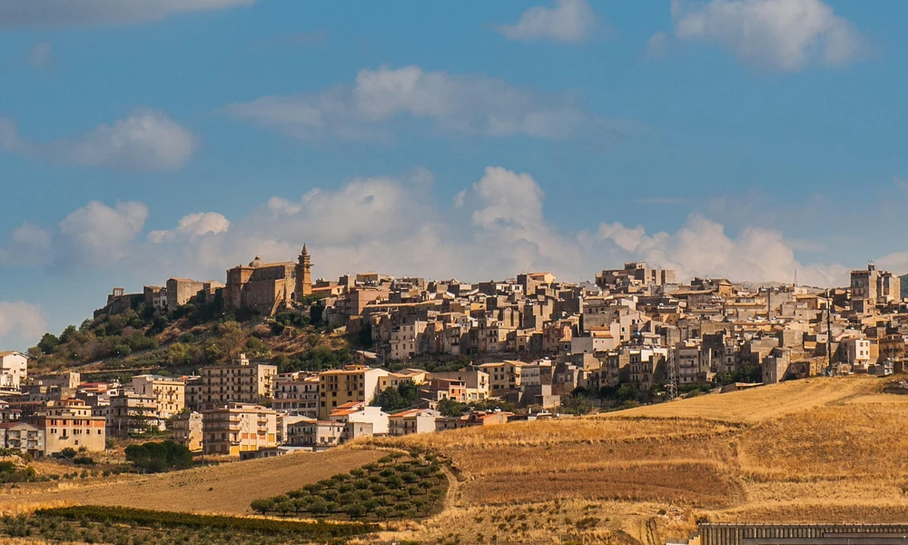 Chính quyền thị trấn Sambuca ở đảo Sicily (Ý) hạ giá nhà đến mức sốc 1,29 USD/căn để hút dân về với thị trấn này. Ảnh: ALAMY