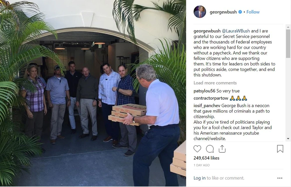 Hình ảnh tự tay mua bánh Pizza cho các nhân viên mật vụ đang phải làm việc không hưởng lương để bảo vệ mình được Cựu Tổng thống George W. Bush đưa lên Instagram. Ảnh: INSTAGRAM