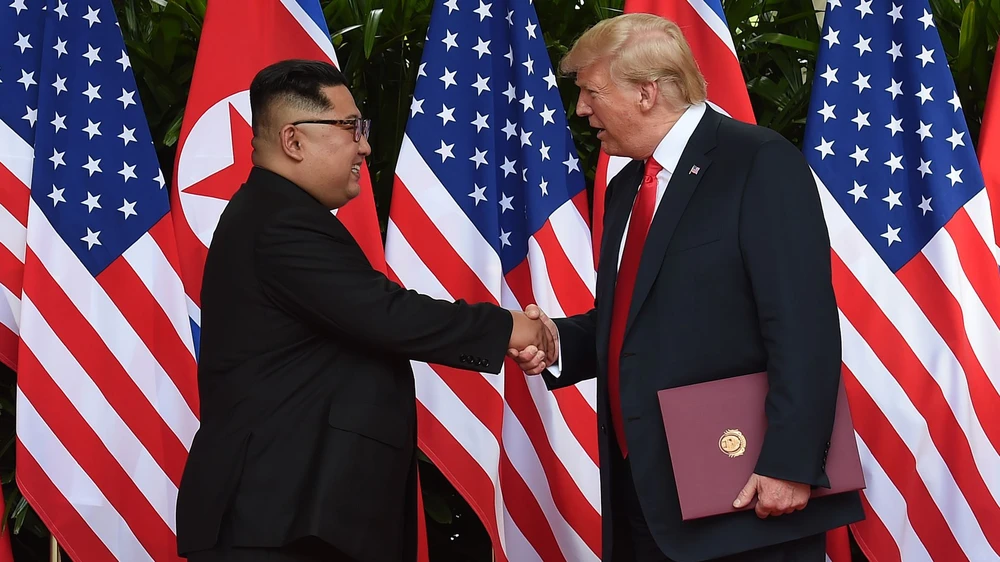 Tổng thống Mỹ Donald Trump (phải) và lãnh đạo Triều Tiên Kim Jong-un (trái) gặp nhau lần một ngày 12-6-2018 ở Singapore. Ảnh: AXIOS
