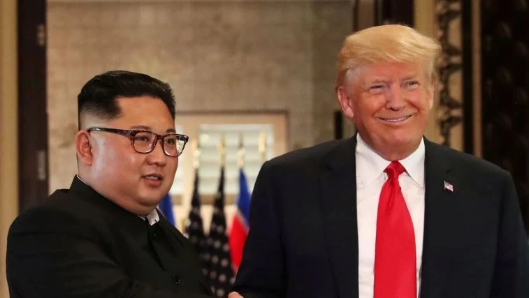 Tổng thống Mỹ Donald Trump (phải) và lãnh đạo Triều Tiên Kim Jong-un (trái) trong lần gặp thượng đỉnh đầu tiên ở Singapore ngày 12-6-2018. Ảnh: REUTERS