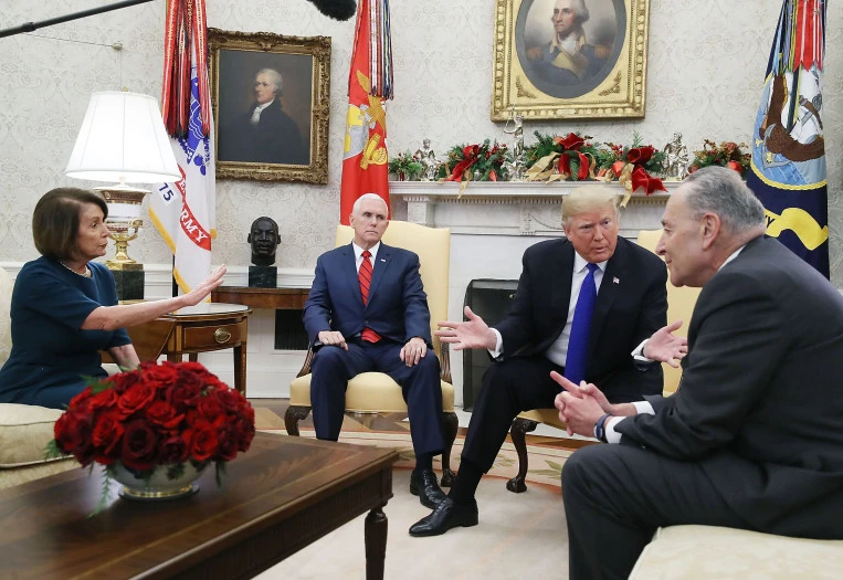 Chủ tịch Hạ viện Nancy Pelosi (trái) trong lần tranh luận về chuyện chi tiền xây tường biên giới với Tổng thống Mỹ Donald Trump (thứ hai từ phải sang) tháng 12-2018. Ảnh: CHICAGO SUN TIMES