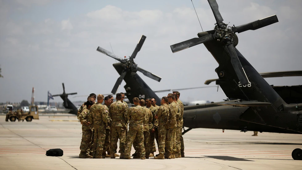 Binh sĩ Mỹ đứng bên cạnh trực thăng Balck Hawk đậu tại sân bay quốc tế Ben Gurion (Israel). Ảnh: REUTERS