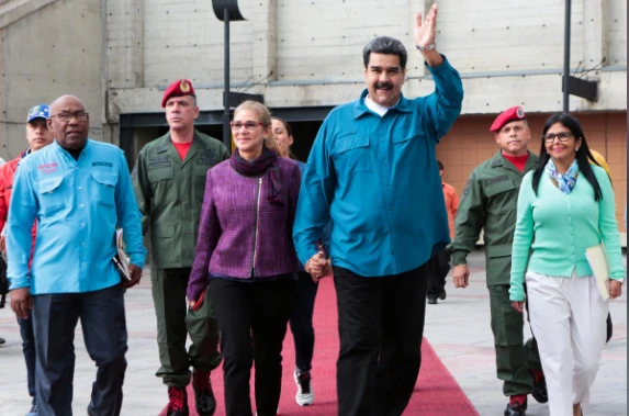 Tổng thống Venezuela Nicolas Maduro (giơ tay) tuyên bố sẽ cân nhắc lại quan hệ với Mỹ. Ảnh: REUTERS