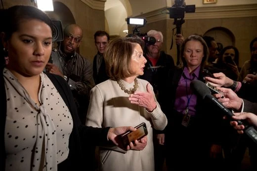 Chủ tịch Quốc hội Mỹ Nancy Pelosi đến trụ sở Quốc hội ngày 25-1, ngày Mỹ tạm mở cửa lại chính phủ. Ảnh: AP