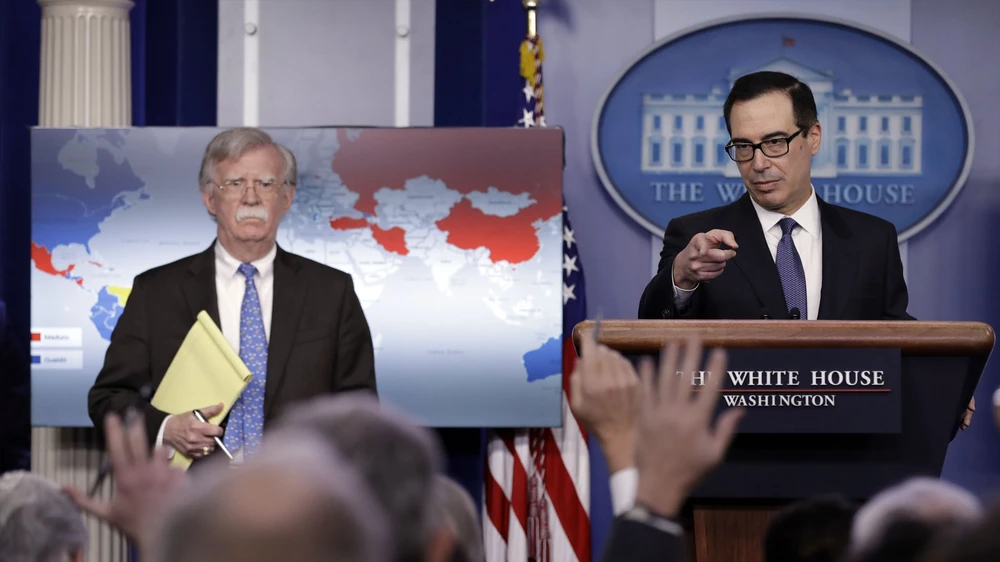 Bộ trưởng Tài chính Mỹ Steven Mnuchin (phải) và Cố vấn an ninh quốc gia Mỹ John Bolton (trái) thông báo trừng phạt tập đoàn dầu khí quốc gia Venezuela PDVSA ngày 28-1. Ảnh: AP
