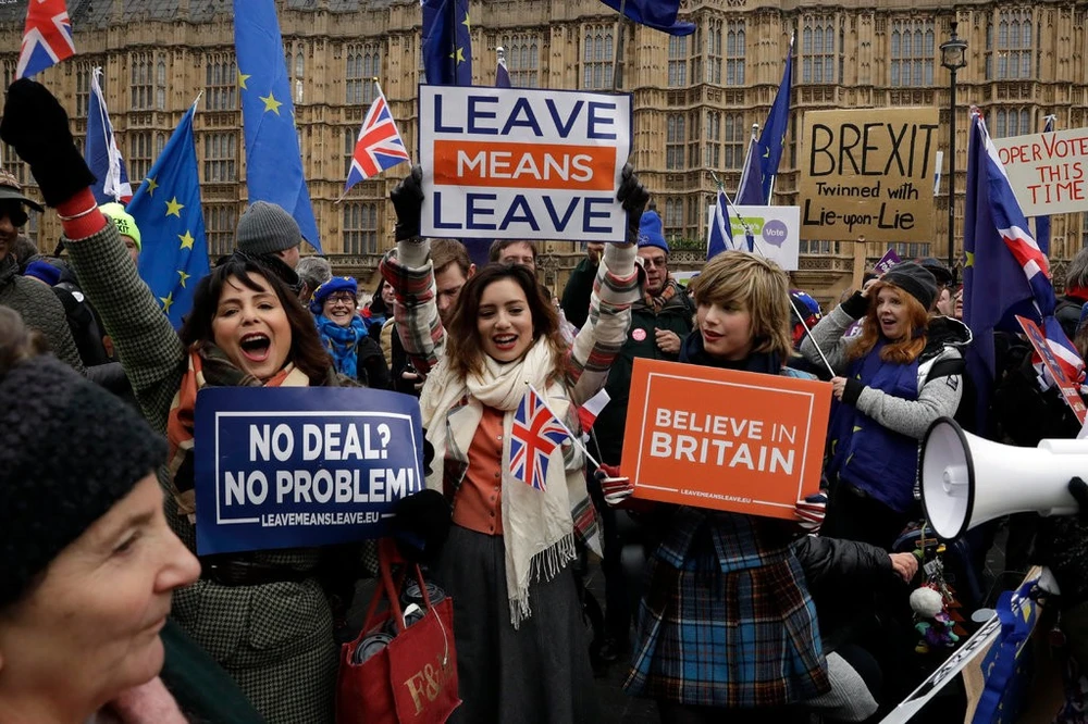 Biểu tình phản đối Brexit gần trụ sở Quốc hội Anh ở London. Ảnh: AP