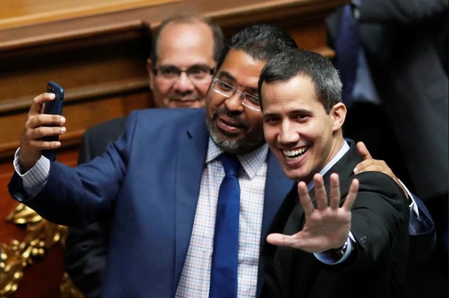 Chủ tịch Quốc hội Venezuela, Lãnh đạo đối lập, tổng thống lâm thời tự xưng Juan Guaido (phải) tại kỳ họp Quốc hội Venezuela ở thủ đô Caracas ngày 29-1. Ảnh: REUTERS