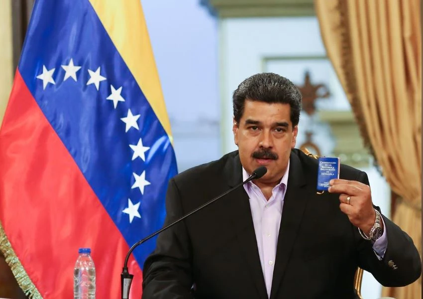 Tổng thống Venezuela giơ cao bản Hiến pháp trong buổi đón các nhà ngoại giao nước này trở về từ Mỹ ngày 28-1. Ảnh: REUTERS